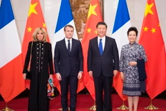 Chủ tịch Trung Quốc Tập Cận Bình (thứ 2, phải) cùng phu nhân (phải) và Tổng thống Pháp Emmanuel Macron (thứ 2, trái) cùng phu nhân chụp ảnh chung tại Bắc Kinh. (Nguồn: THX/TTXVN)