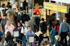Hành khách xếp hàng tại cửa kiểm tra an ninh ở sân bay quốc tế Baltimore/Washington, Mỹ. (Nguồn: AFP/TTXVN)