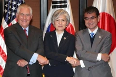 (Từ trái sang) Ngoại trưởng Mỹ Rex Tillerson, Ngoại trưởng Hàn Quốc Kang Kyung-wha (giữa) và Ngoại trưởng Nhật Taro Kono. (Nguồn: AFP)
