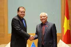 Phó Chủ tịch Quốc hội Uông Chu Lưu tiếp Phó Chủ tịch Quốc hội Micronesia Esmond B. Moses. (Ảnh: An Đăng/TTXVN)