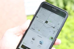 Hành khách gọi xe thông qua ứng dụng phần mềm của Uber. (Ảnh: Doãn Đức/Vietnam+)