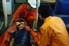 Chăm sóc y tế cho ngư dân bị nạn. (Ảnh: TTXVN phát)