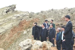 Đoàn công tác khảo sát thực địa khu vực sạt lở nghiêm trọng làm 18 người chết và mất tích tại xóm Khanh, xã Phú Cường, huyện Tân Lạc (Hòa Bình). (Ảnh: Vũ Hà/TTXVN)