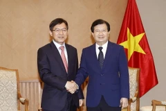 Phó Thủ tướng Trịnh Đình Dũng tiếp ông Shim Won Hwan, Tổng Giám đốc Tổ hợp Samsung Việt Nam. (Ảnh: Văn Điệp/TTXVN)