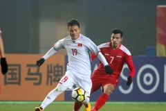 Pha tranh bóng giữa cầu thủ hai đội. (Ảnh: Hoàng Linh/TTXVN)