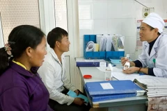 Tư vấn điều trị ARV sớm tại cộng đồng. (Ảnh: Dương Ngọc/TTXVN)