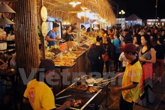 Đông đảo khách tham quan, thưởng thức món ăn tại các gian hàng​ trong Liên hoan năm 2016. (Ảnh: An Hiếu/Vietnam+)
