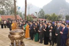 Phó Chủ tịch thường trực Quốc hội Tòng Thị Phóng và đoàn công tác dâng hương tại Nhà tưởng niệm Bác Hồ huyện Thuận Châu, tỉnh Sơn La. (Ảnh: Phương Hoa/TTXVN)