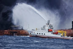 Lực lượng cứu hộ dập lửa tại hiện trường vụ cháy tàu chở dầu Sanchi tại vùng biển ngoài khơi thành phố Thượng Hải. (Nguồn: THX/TTXVN)