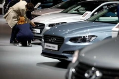 Khách hàng tham quan showroom của Hyundai Motors. (Nguồn: Reuters)