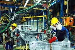 Công nhân lắp ráp ôtô tại Nhà máy Ôtô Hyundai Thành Công, Việt Nam. (Ảnh: Thống Nhất/TTXVN)