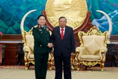 Tổng Bí thư, Chủ tịch nước Lào tiếp Đại tướng Ngô Xuân Lịch. (Ảnh: Phạm Kiên/TTXVN) 