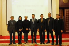 Đại sứ Đặng Minh Khôi (giữa) chụp hình chung cùng các phóng viên Trung Quốc. (Nguồn: TTXVN)