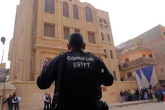 Cảnh sát gác tại một nhà thờ ở Cairo, Ai Cập. (Nguồn: THX/TTXVN)