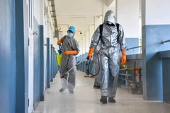 Phun thuốc khử trùng nhằm ngăn chặn sự lây lan của dịch COVID-19 tại tỉnh Ubon Ratchatani, Thái Lan, ngày 21/5/2021. (Ảnh: AFP/TTXVN)