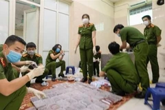 Lực lượng Công an khám xét, kiểm đếm để làm rõ vụ việc. (Ảnh: TTXVN phát)