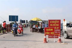Chốt kiểm soát dịch COVID-19 tại Quốc lộ 38, huyện Thuận Thành, tỉnh Bắc Ninh. (Ảnh: Thanh Thương/TTXVN)