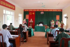 Đoàn công tác của Tỉnh ủy Điện Biên làm việc với Đồn Biên phòng Si Pha Phìn sáng 19/5. (Ảnh: Xuân Tiến/TTXVN)