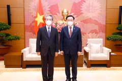 Chủ tịch Quốc hội Vương Đình Huệ tiếp Đại sứ Trung Quốc tại Việt Nam Hùng Ba. (Ảnh: Doãn Tấn/TTXVN)