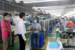 Đoàn công tác của Ủy ban nhân dân tỉnh Bình Thuận kiểm tra nơi làm việc của Công ty Right tại Khu công nghiệp Hàm Kiệm II, huyện Hàm Thuận Nam. (Ảnh: Nguyễn Thanh/TTXVN)