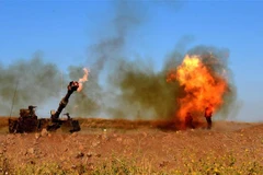 Binh sỹ Israel bắn đạn pháo từ khu vực gần thành phố Sderot về phía Dải Gaza ngày 19/5/2021. (Ảnh: THX/TTXVN)