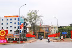 Cửa khẩu Hoành Mô (Bình Liêu, Quảng Ninh) được trang trí chuẩn bị cho ngày bầu cử. (Ảnh: TTXVN phát)