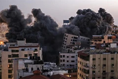 Khói lửa bốc lên sau loạt không kích của Israel xuống Dải Gaza ngày 11/5/2021. (Ảnh: AFP/TTXVN)
