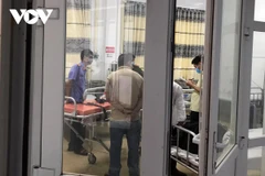 Cơ quan chức năng khám nghiệm pháp y điều tra, làm rõ nguyên nhân vụ việc. (Nguồn: VOV)