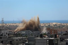 Hiện trường một vụ nổ sau cuộc không kích của Israel xuống thành phố Rafah, Dải Gaza ngày 19/5/2021. Ảnh: THX/TTXVN)