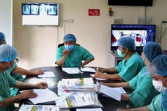 Các bác sỹ hội chẩn hàng ngày về tình trạng các bệnh nhân. (Ảnh: Tường Vi/TTXVN)