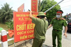 Chốt kiểm soát ra vào khu vực xã Tiên Thắng, Tiên Lãng, Hải Phòng. (Ảnh: An Đăng/TTXVN)