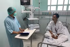 Cán bộ Đại sứ quán thăm hỏi, động viên ngư dân bị thương đang được điều trị tại bệnh viện. (Ảnh: TTXVN phát)