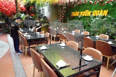 Nhà hàng Trâu Vườn Quán, 89 phố Nguyễn Văn Tuyết, quận Đống Đa đã lắp vách ngăn chống giọt bắn. (Ảnh: Anh Tuấn/TTXVN)