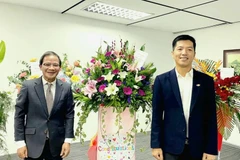 Ông Phạm Quốc Anh ( trái), Tham tán thương mại Việt Nam tại Malaysia và ông Trần Hồng Chung (phải) tại buổi lễ khai trương Văn phòng thương vụ VN tại Kuala Lumpur. (Nguồn: Bnews)