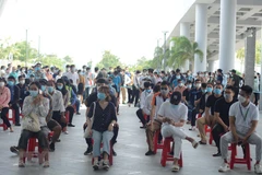 Người đến xét nghiệm tuân thủ Thông điệp 5K của Bộ Y tế. (Ảnh: Văn Dũng/TTXVN)