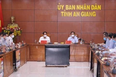 Thủ tướng Chính phủ Phạm Minh Chính chỉ đạo công tác phòng, chống dịch COVID-19 với các tỉnh biên giới phía Tây Nam từ điểm cầu tỉnh An Giang. (Ảnh: Văn Điệp/TTXVN)