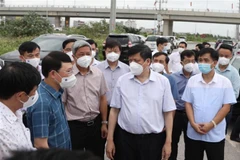 Bộ trưởng Bộ Y tế Nguyễn Thanh Long cùng Chủ tịch UBND tỉnh Bắc Giang Lê Ánh Dương thị sát tại Khu công nghiệp Quang Châu. (Ảnh: Danh Lam/TTXVN)