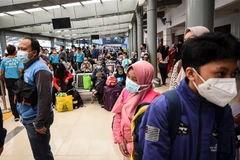 Người dân đeo khẩu trang phòng lây nhiễm COVID-19 tại Jakarta, Indonesia, ngày 1/5/2021. (Ảnh: THX/TTXVN)