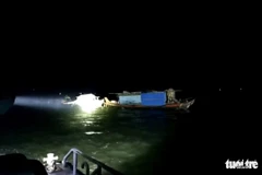 Lực lượng biên phòng An Giang và Đồng Tháp tuần tra trên sông Tiền đã phát hiện và ngăn chặn 6 hộ, với 28 Việt kiều nhập cảnh trái phép vào Việt Nam. (Nguồn: Tuổi Trẻ)