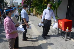 Ủy ban Bầu cử thành phố Đà Nẵng hướng dẫn quy trình cho các cán bộ Tổ bầu cử số 3 phường Khuê Trung (quận Cẩm Lệ, Đà Nẵng). (Ảnh: Quốc Dũng/TTXVN)