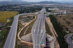 uyến cao tốc La Sơn-Túy Loan bắt đầu từ ngã ba La Sơn (huyện Phú Lộc, tỉnh Thừa Thiên-Huế) và kết thúc tại thị tứ Túy Loan (huyện Hòa Vang, TP Đà Nẵng). (Ảnh: Huy Hùng/TTXVN)