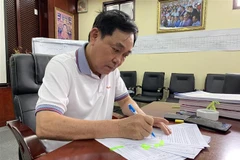 Ông Huỳnh Uy Dũng, Chủ tịch Hội đồng Quản trị Công ty Cổ phần Đại Nam ký các văn bản hiến tặng đất. (Ảnh: Huyền Trang/TTXVN)