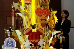 Trưng bày cây thông Noel bằng vàng trị giá 5 triệu USD