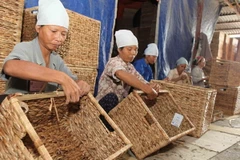 Một doanh nghiệp sản xuất hàng mây tre đan. (Ảnh: Trần Việt/TTXVN)