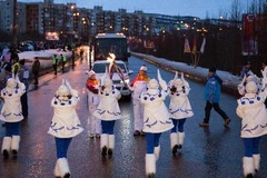 Các VĐV tham gia rước ngọn đuốc Olympic tại cảng Murmansk, cách thủ đô Moskva khoảng 2.000 km về phía bắc ngày 30/10. (Nguồn: AFP/TTXVN)