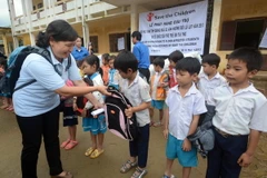 Trao nhiều suất quà tặng hộ nghèo, trẻ em tại Quảng Ngãi