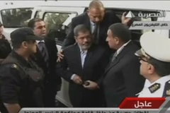 Tổng thống Mohamed Morsi (giữa) tới tòa án tại Cairo ngày 4/11. (Nguồn: AFP/TTXVN)