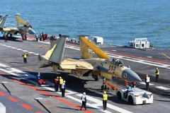 Máy bay J-15 hạ cánh trên tàu sân bay Liêu Ninh. (Nguồn: THX/TTXVN)