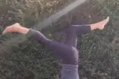 Người mẹ gây tranh cãi vì cho con bú trong tư thế trồng cây chuối