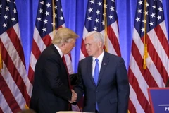 Tổng thống đắc cử Mỹ Donald Trump (trái) và Phó Tổng thống đắc cử Mike Pence trong cuộc họp báo tại New York ngày 11/1. (Nguồn: THX/TTXVN)